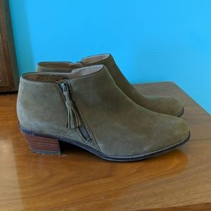 Vionic Serena ankle booties size 10